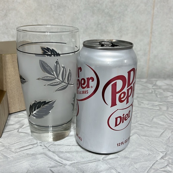 Set of 4 silver leaf Libbey frosted glasses 2 juice glasses and 2 larger - Picture 2 of 10